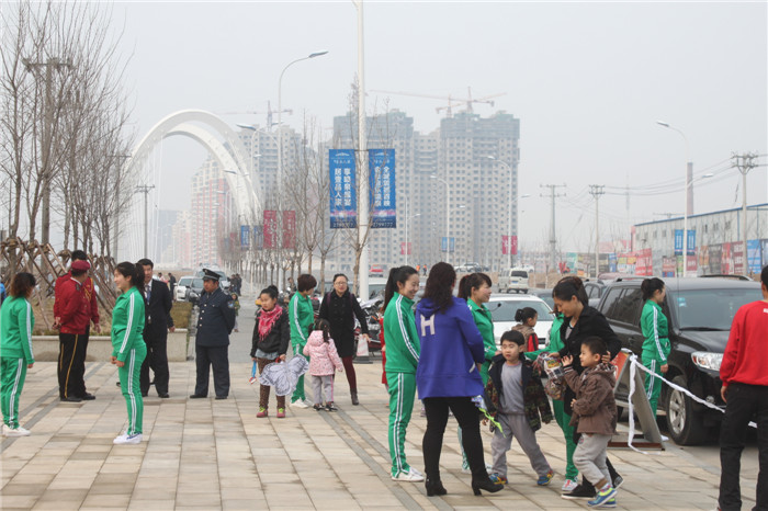 壹品人家携立人幼儿园举办首届亲子风筝节(图3)