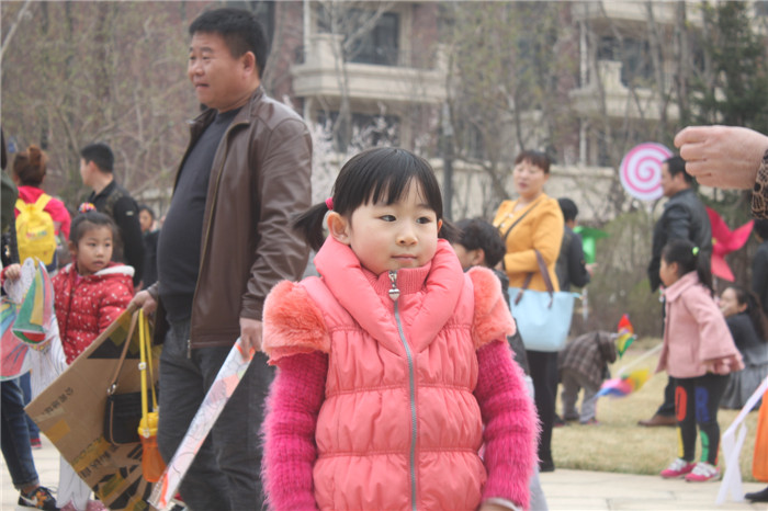 壹品人家携立人幼儿园举办首届亲子风筝节(图5)